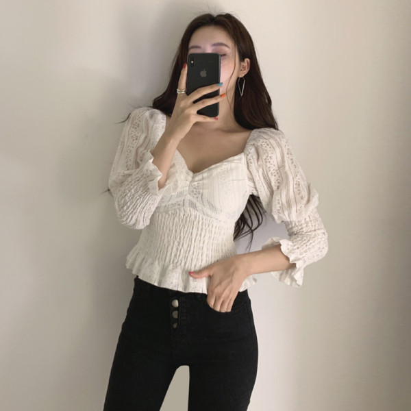 Női blúz csipkeujjal és spitz nyakkivágással