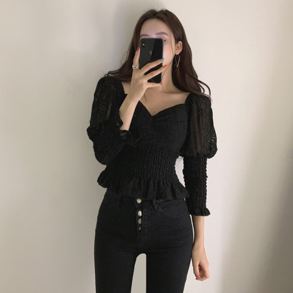 Női blúz csipkeujjal és spitz nyakkivágással