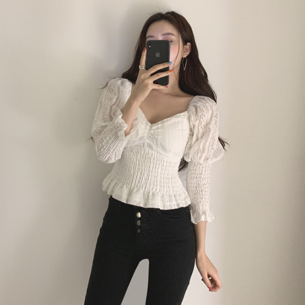 Női blúz csipkeujjal és spitz nyakkivágással