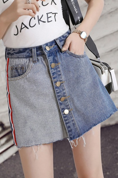 Tavaszi női szoknya gombokkal, magas derékkal