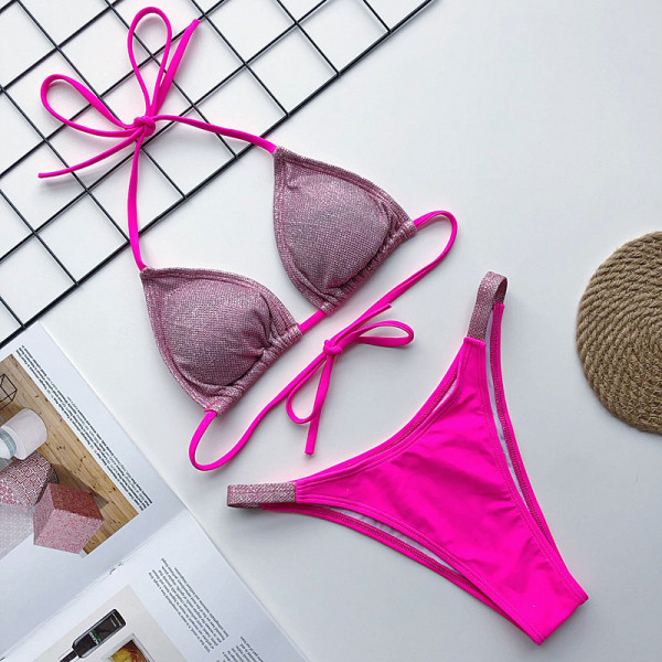 Modern, fényes hatású kétrészes fürdőruha háromszög alakú felsővel