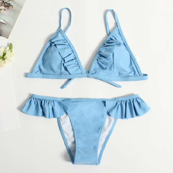 Modern női kétrészes fürdőruha háromszög alakú felsővel és fürtökkel