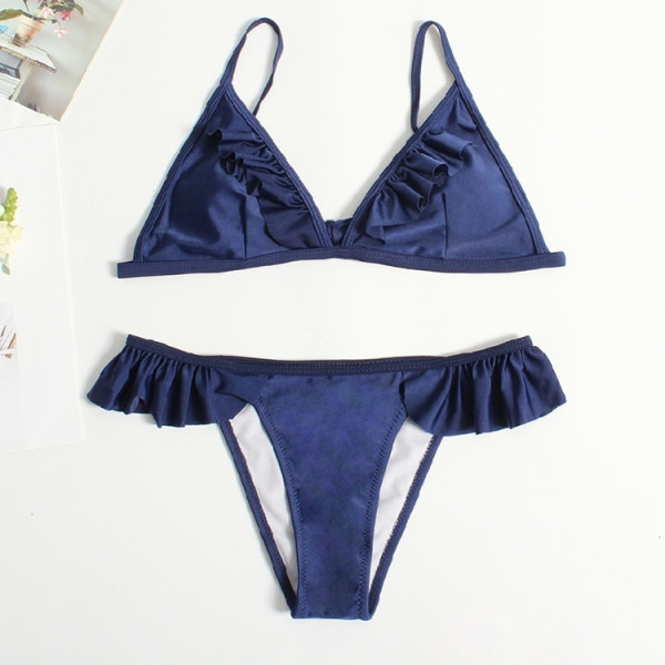 Modern női kétrészes fürdőruha háromszög alakú felsővel és fürtökkel