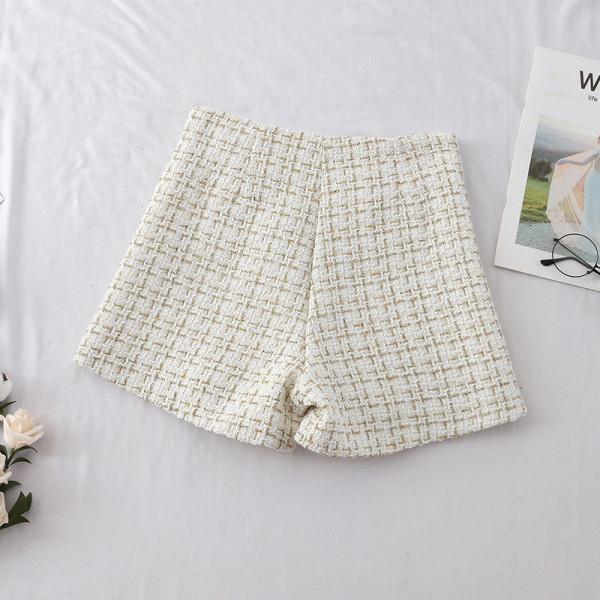 Aktuális női rövidnadrág magas derékkal és gombokkal