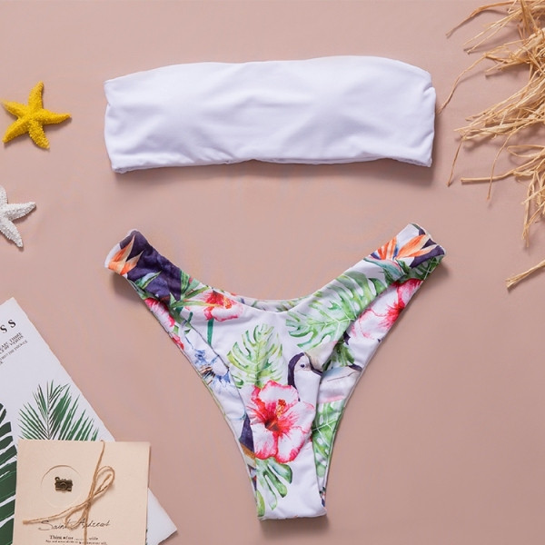 Modern kétrészes fürdőruha virágos nadrággal