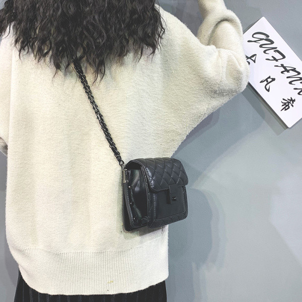 Stílusos női ökotáska fém lánccal