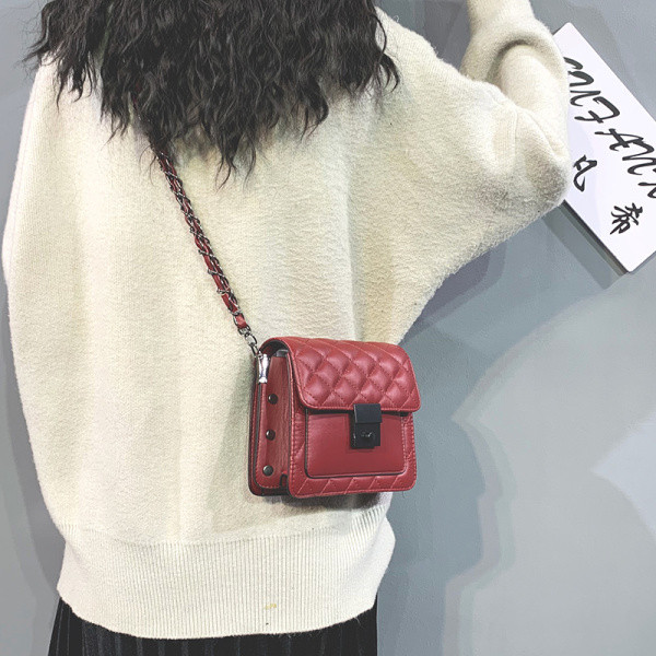 Stílusos női ökotáska fém lánccal