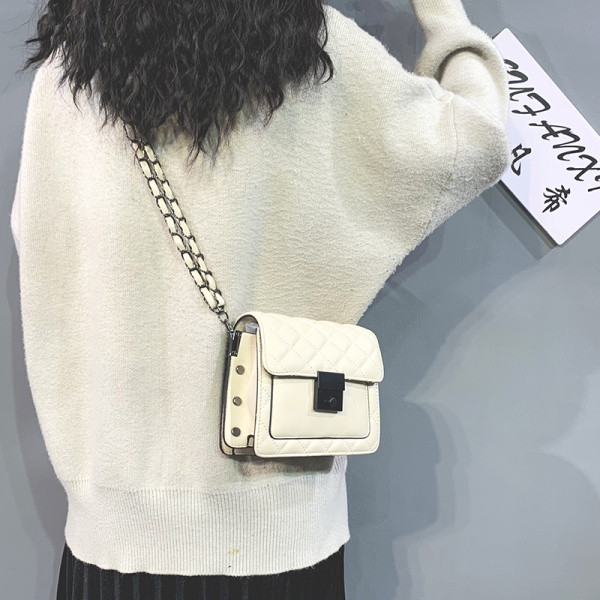 Stílusos női ökotáska fém lánccal