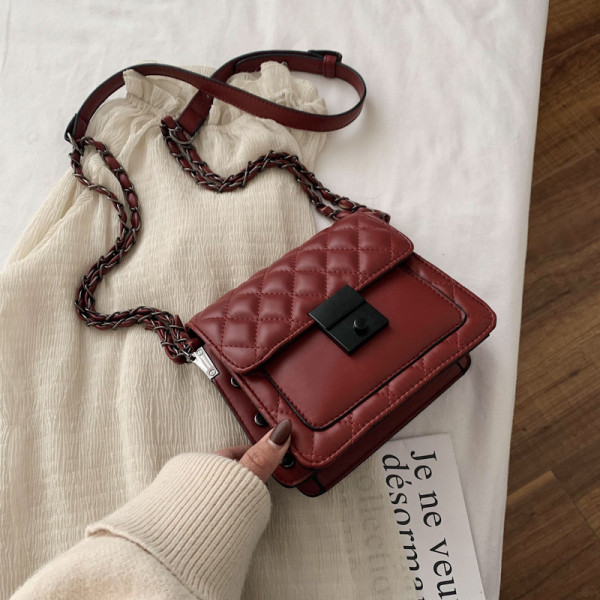 Stílusos női ökotáska fém lánccal