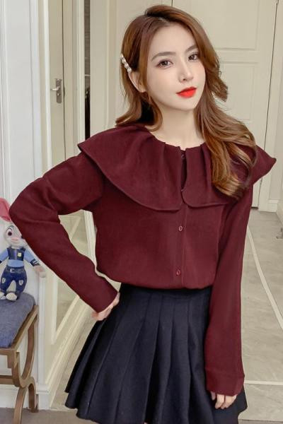 Modern női ing ovális nyakkivágással és gombokkal