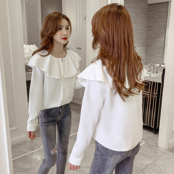 Modern női ing ovális nyakkivágással és gombokkal