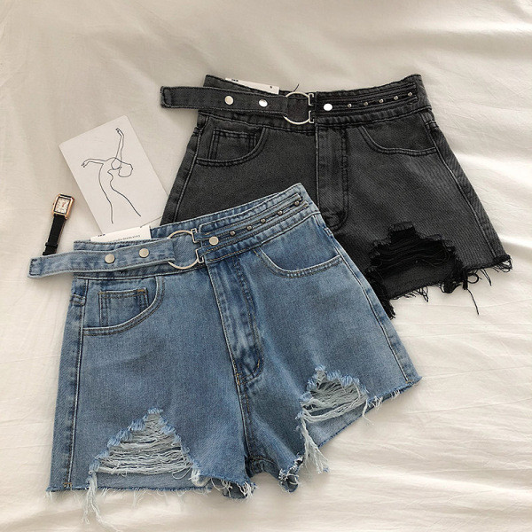 Magas derekú farmer rövidnadrág, szakadt motívumok és fémelemek
