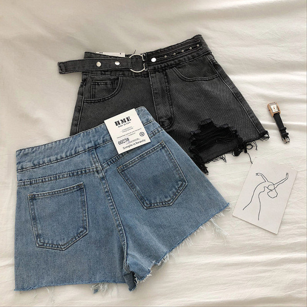 Magas derekú farmer rövidnadrág, szakadt motívumok és fémelemek