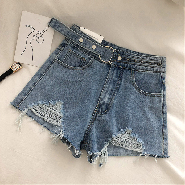 Magas derekú farmer rövidnadrág, szakadt motívumok és fémelemek