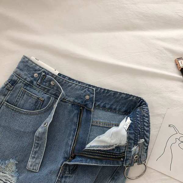 Magas derekú farmer rövidnadrág, szakadt motívumok és fémelemek