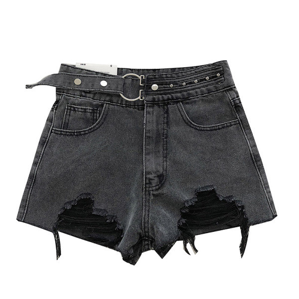 Magas derekú farmer rövidnadrág, szakadt motívumok és fémelemek