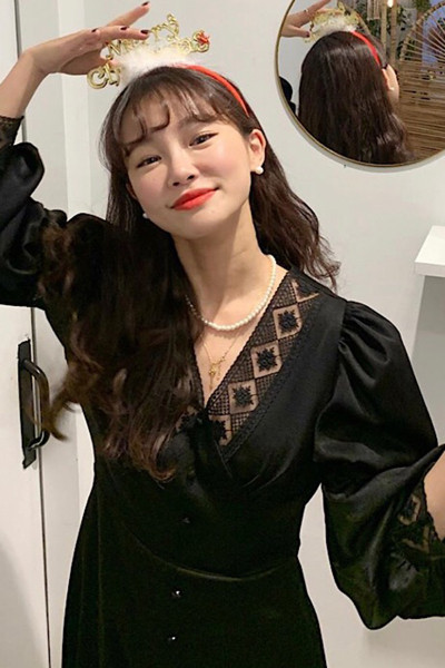 Női ruha spitz nyakkivágással és csipkével