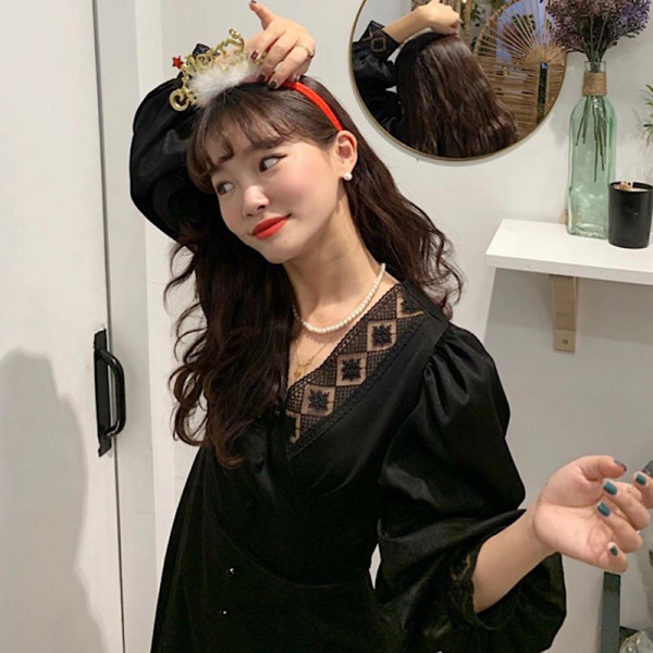 Női ruha spitz nyakkivágással és csipkével