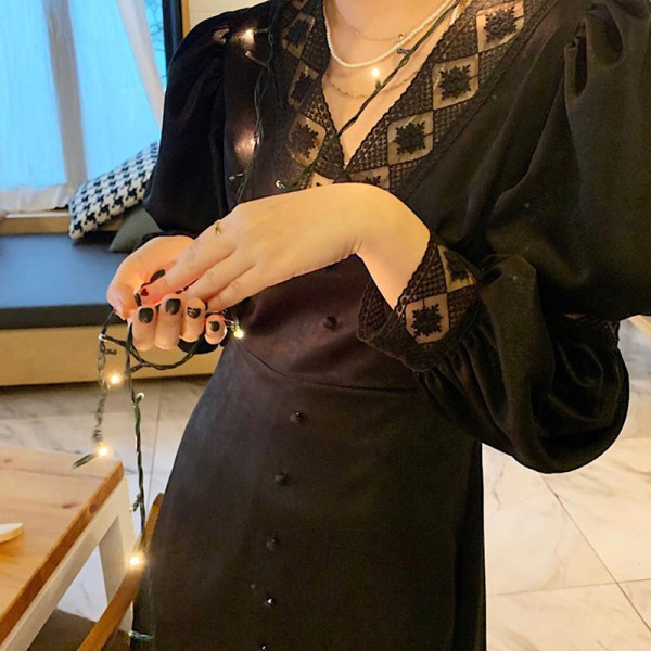 Női ruha spitz nyakkivágással és csipkével