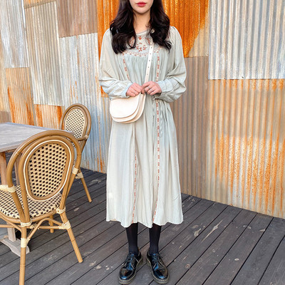 Női ruha hosszú ujjal, színes hímzéssel