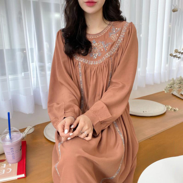 Női ruha hosszú ujjal, színes hímzéssel