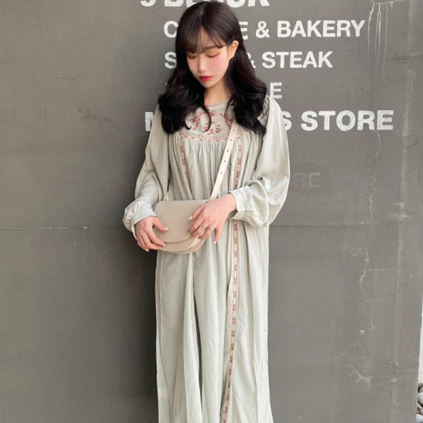 Női ruha hosszú ujjal, színes hímzéssel