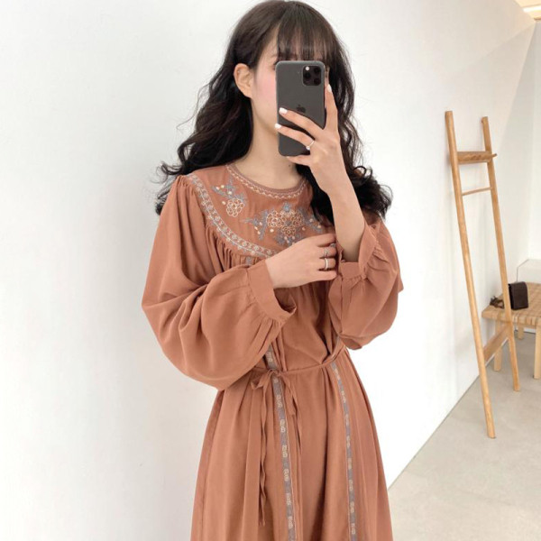 Női ruha hosszú ujjal, színes hímzéssel