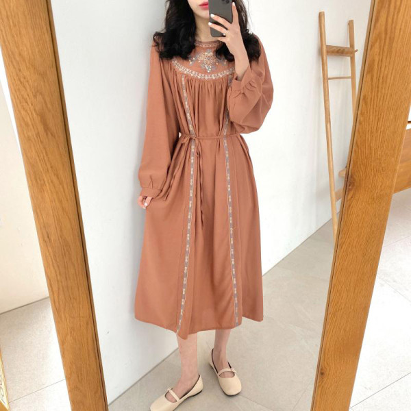 Női ruha hosszú ujjal, színes hímzéssel