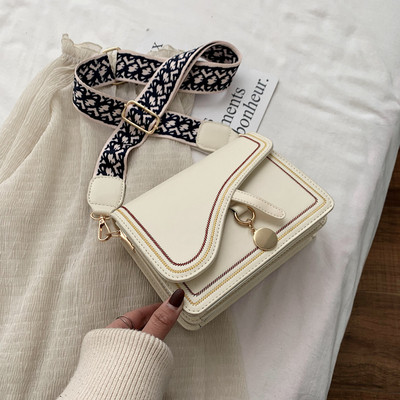 Kis négyzet alakú táska ökobőrből és hosszú textil fogantyúval