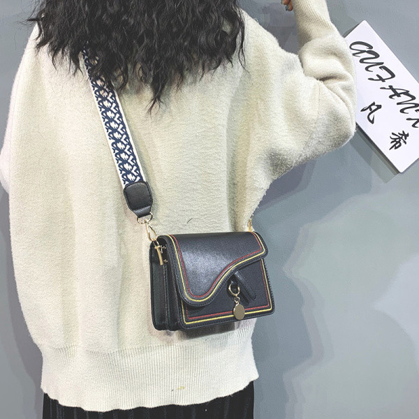 Kis négyzet alakú táska ökobőrből és hosszú textil fogantyúval