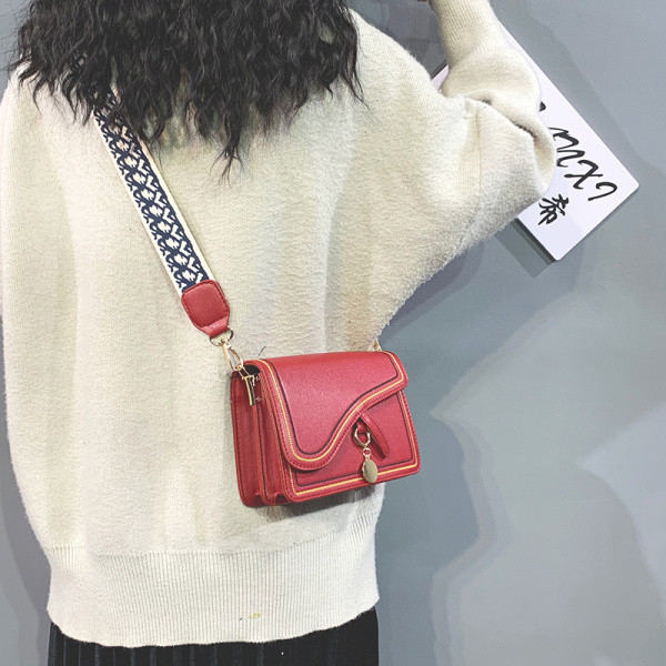 Kis négyzet alakú táska ökobőrből és hosszú textil fogantyúval