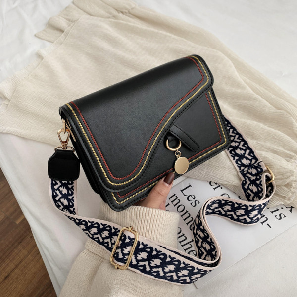 Kis négyzet alakú táska ökobőrből és hosszú textil fogantyúval