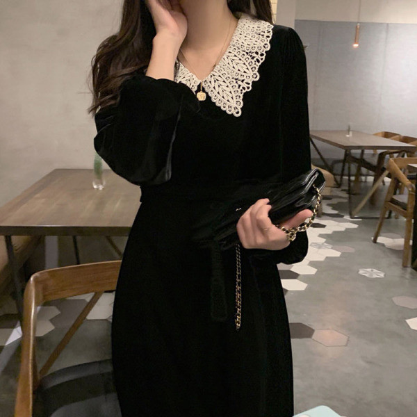 Női bársony ruha csipkével, fekete színben