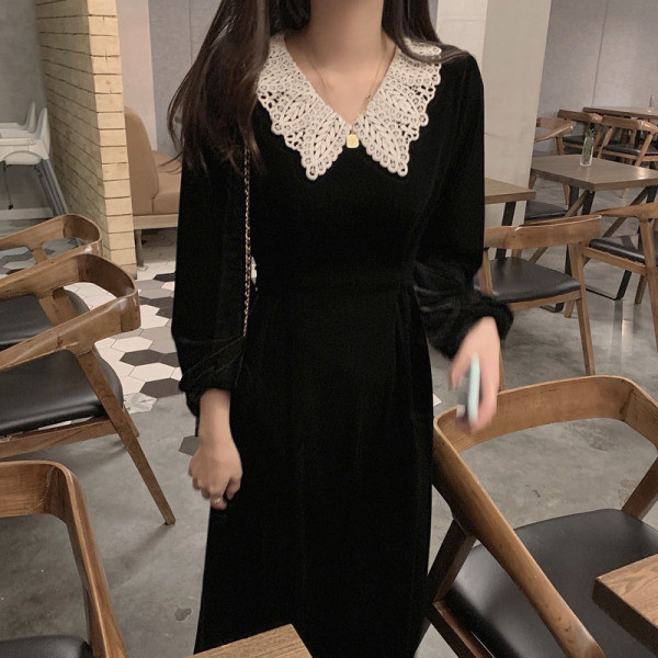 Női bársony ruha csipkével, fekete színben