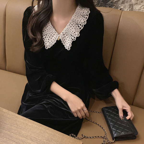 Női bársony ruha csipkével, fekete színben