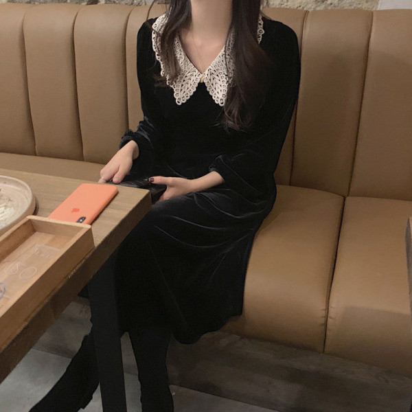 Női bársony ruha csipkével, fekete színben