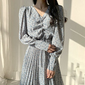 Női ruha hosszú ujjal és spitz nyakkivágással