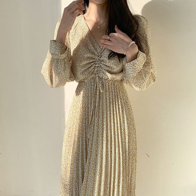 Női ruha hosszú ujjal és spitz nyakkivágással