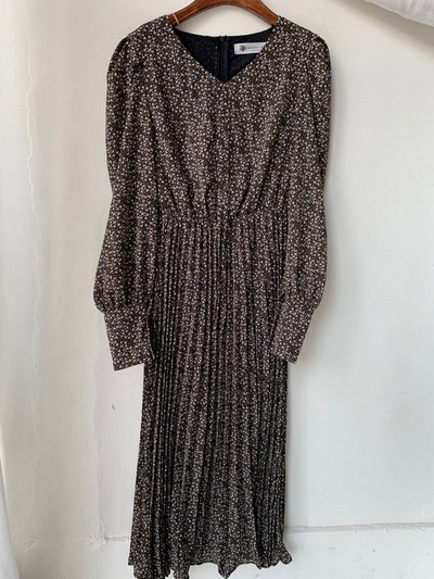 Női ruha hosszú ujjal és spitz nyakkivágással