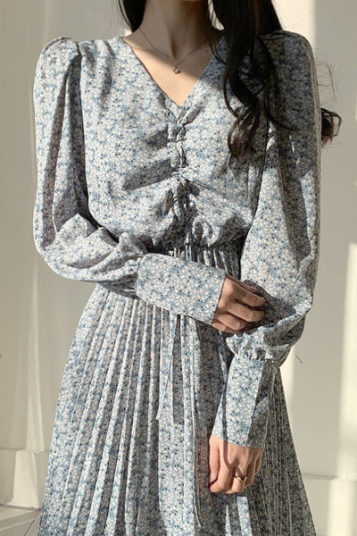 Női ruha hosszú ujjal és spitz nyakkivágással