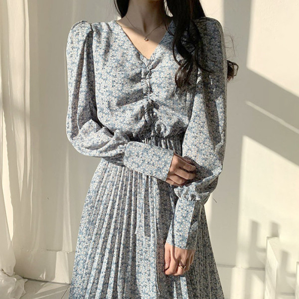 Női ruha hosszú ujjal és spitz nyakkivágással