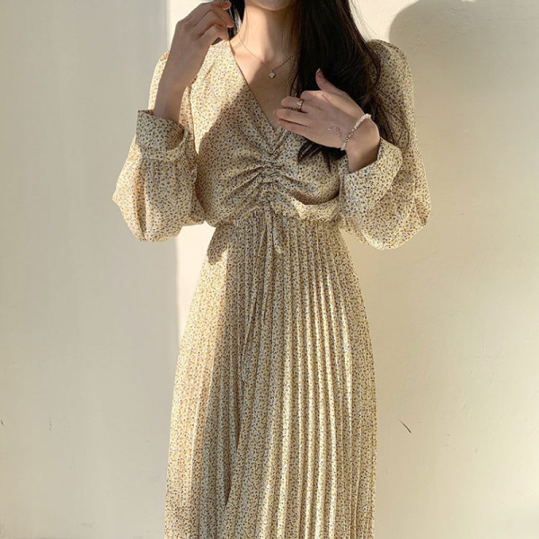 Női ruha hosszú ujjal és spitz nyakkivágással