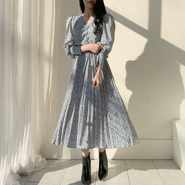 Női ruha hosszú ujjal és spitz nyakkivágással