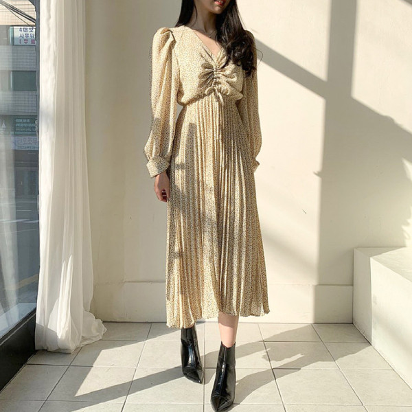 Női ruha hosszú ujjal és spitz nyakkivágással