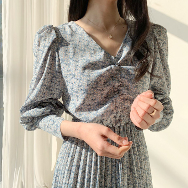 Női ruha hosszú ujjal és spitz nyakkivágással