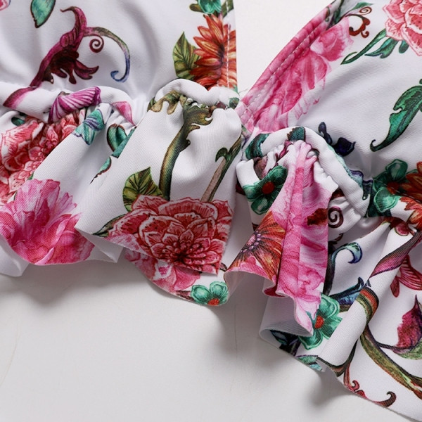 Modern női fürdőruha virágmintával és fürtökkel