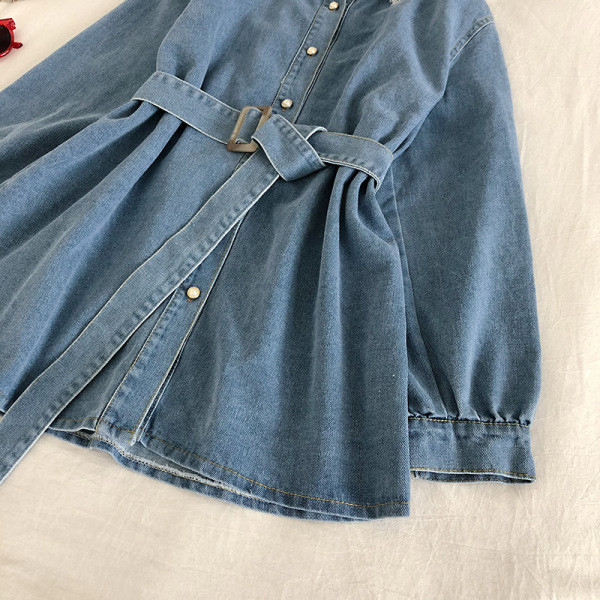 Modern női farmer ruha övvel és csipkegallérral