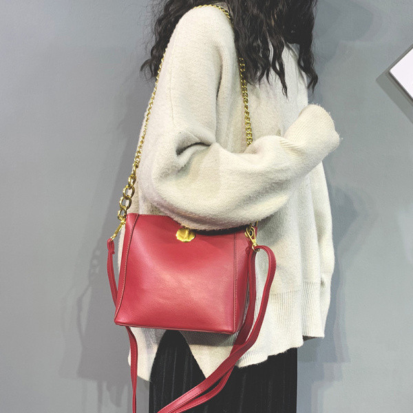 Eko bőrből készült alkalmi női táska, hosszú fémlánccal