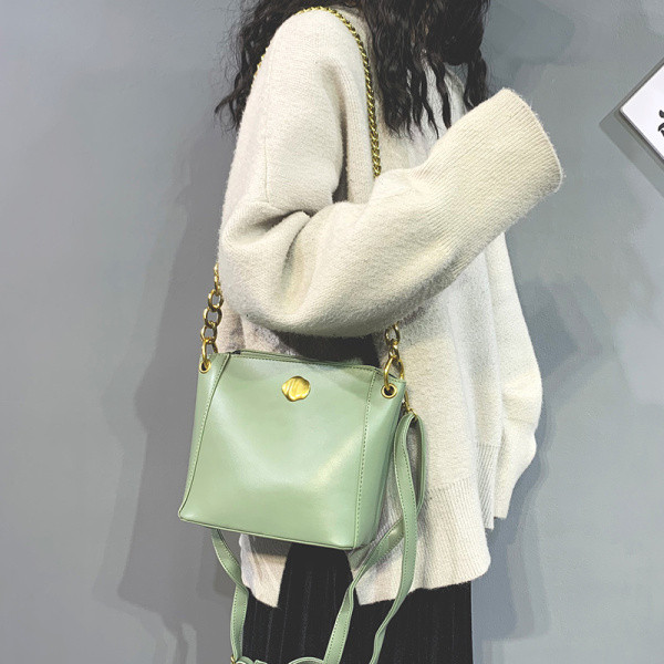 Eko bőrből készült alkalmi női táska, hosszú fémlánccal