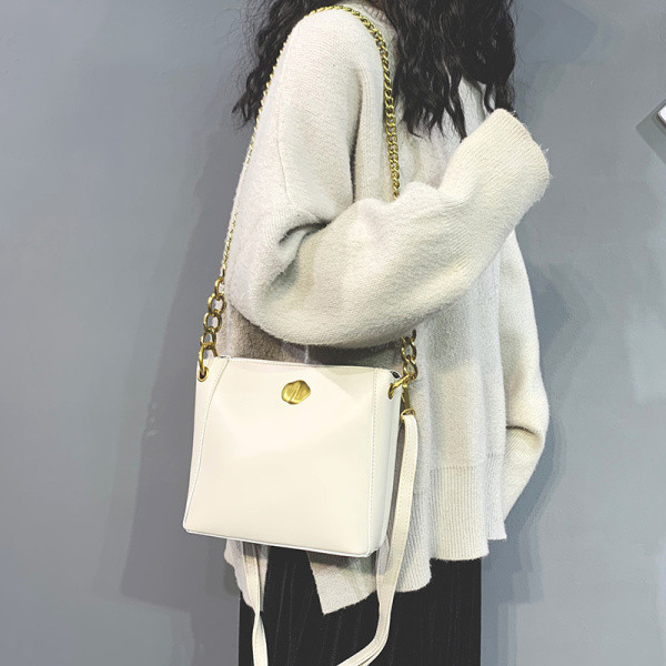 Eko bőrből készült alkalmi női táska, hosszú fémlánccal